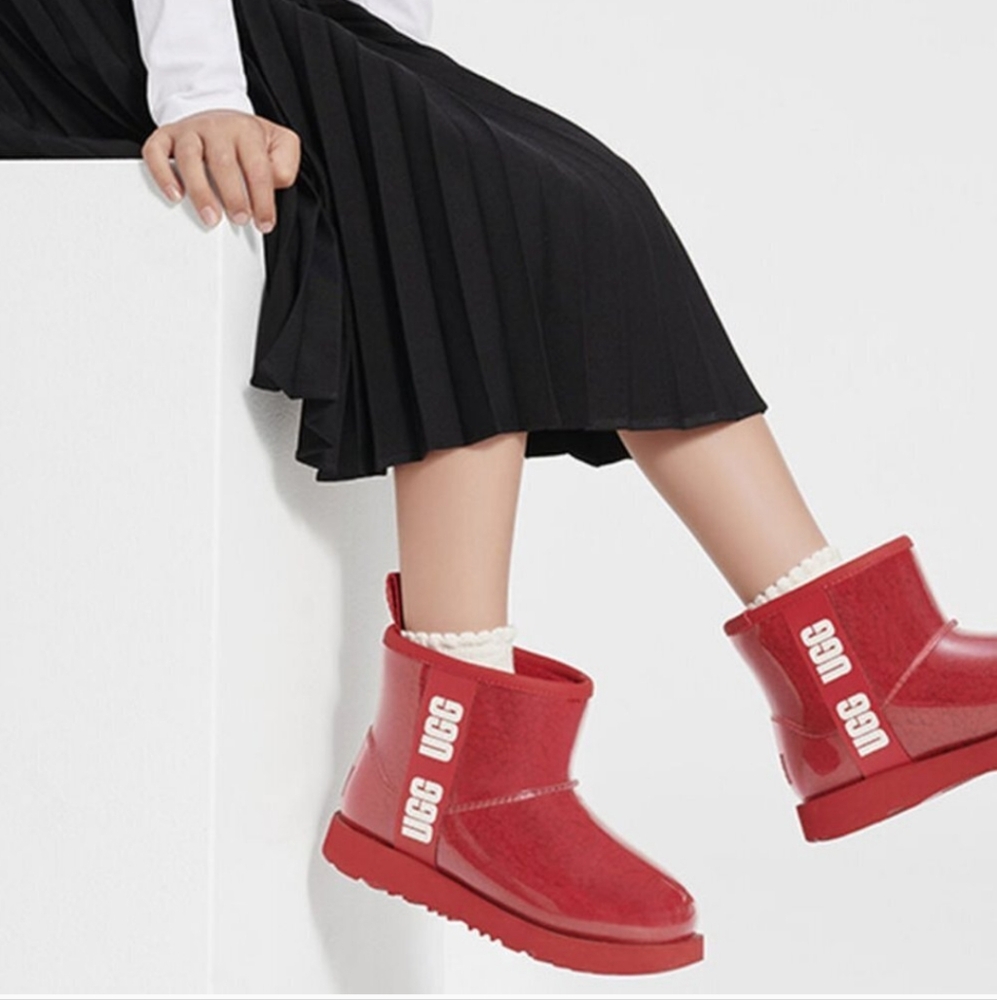 UGG Red Short Winter Boots with Logo Strap